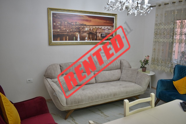 Apartament 2+1 me qira prane Xhamise ne rrugen e Kavajes ne Tirane.

Ndodhet ne katin e 3-te te nj